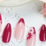 أظافر صناعية مزهرة بلون أحمر